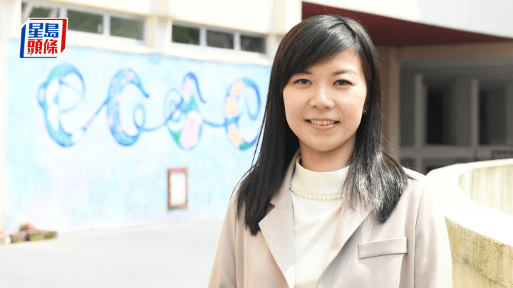 張祝珊英文中學英文科老師孫錫欣認為,今年的閱讀卷文章較貼近生活,相信有利考生發揮。 何君健攝