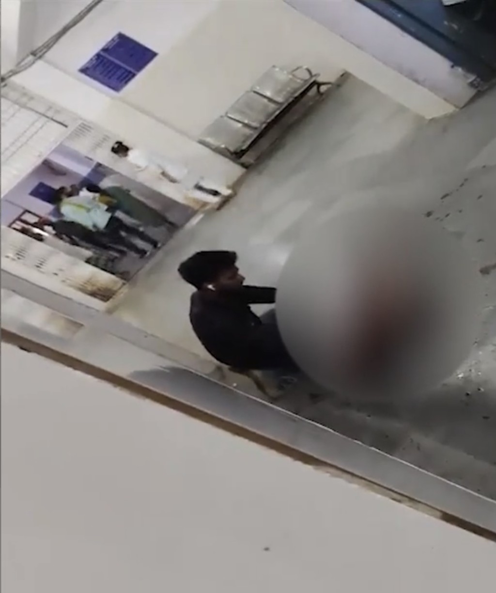 疑犯行兇近10分鐘無人阻止，不遠處的醫護人員等圍觀、逃走。  網上影片截圖