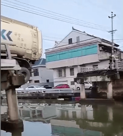 浙江余姚一橋樑垮塌,大貨車後輪懸空卡中間。 浙江余姚一橋樑垮塌,大貨車後輪懸空卡中間。