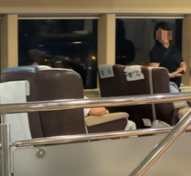 男伴則小聲說「......前面個人......傻咗呀, 唔好意思呀」似乎在向前座乘客致歉。Threads截圖 男伴則小聲說「......前面個人......傻咗呀, 唔好意思呀」似乎在向前座乘客致歉。Threads截圖
