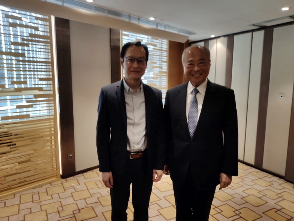 市建局行政總監韋志成(左)與市建局主席周松崗(右)。