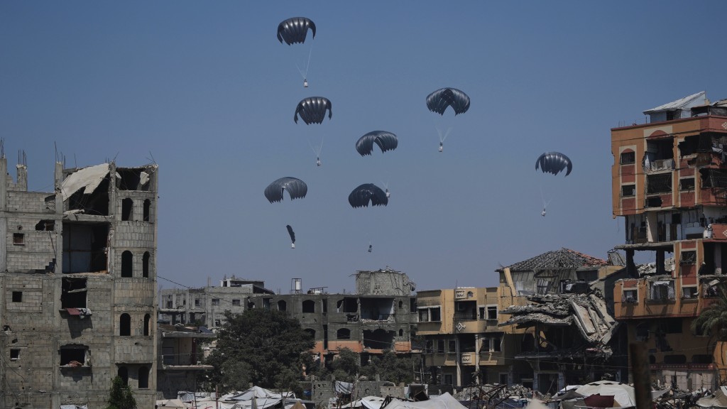 國際人道救援物資空投進入加沙。 美聯社