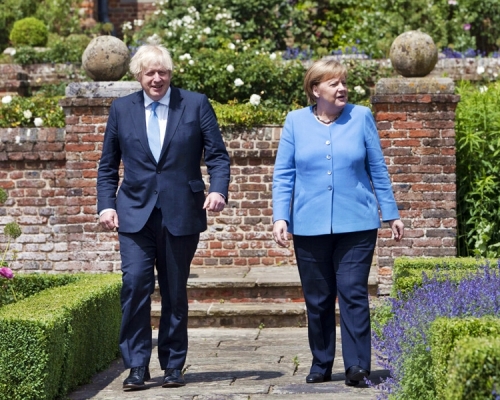 英國首相約翰遜與訪英的德國總理默克爾，在首相鄉郊別墅契克斯會面。AP圖片