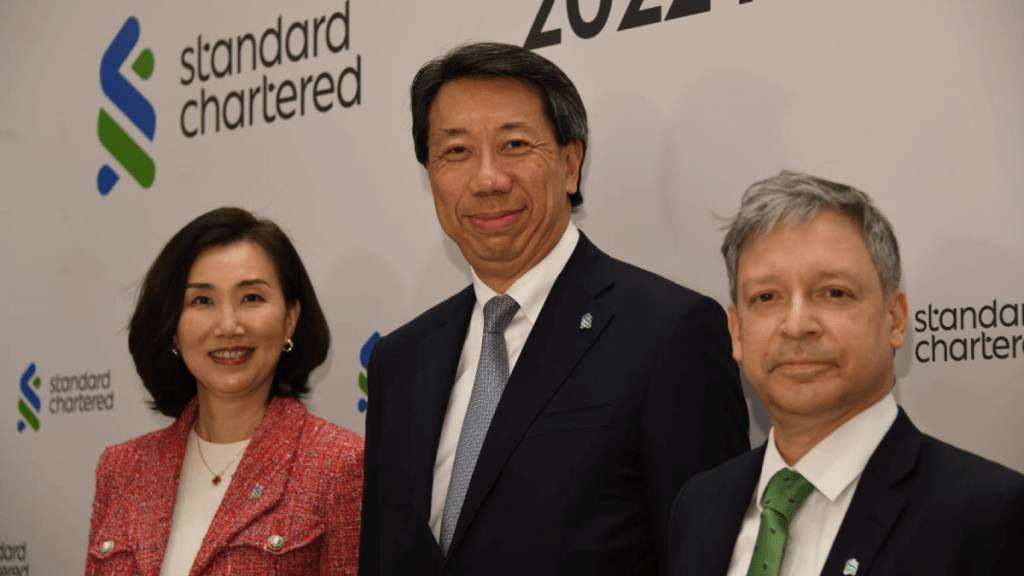 渣打香港區行政總裁禤惠儀(左)、渣打亞洲區行政總裁洪丕正(中)