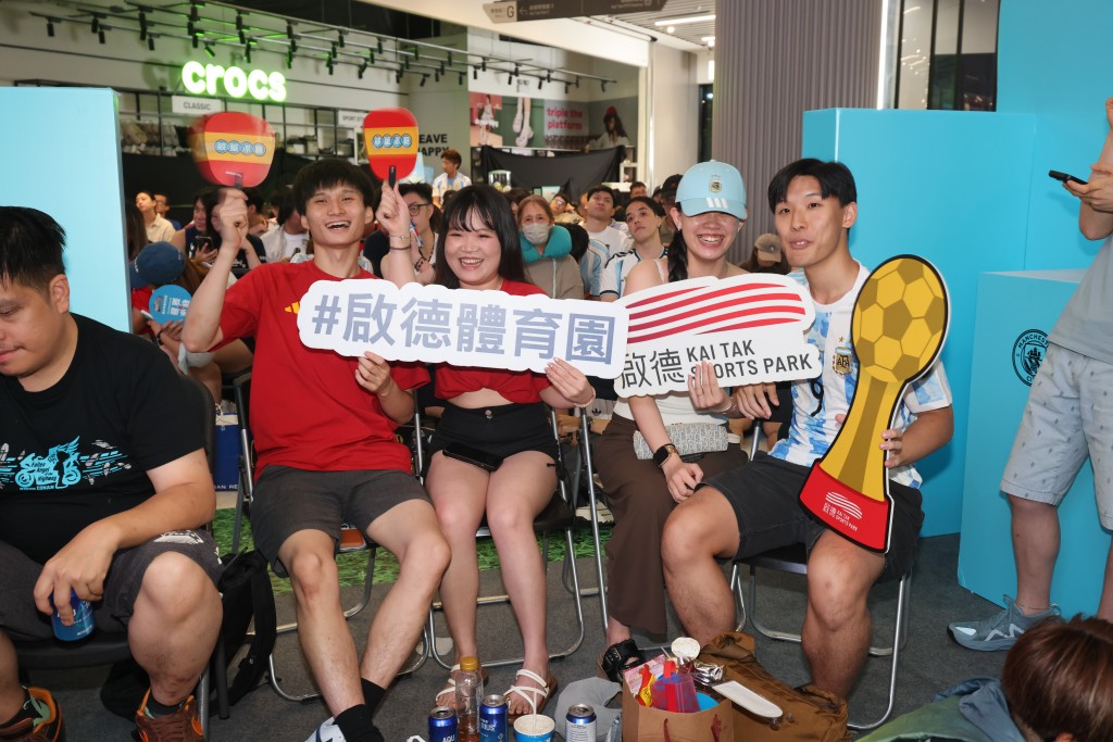 阿根廷與西班牙支持者身穿兩隊球衣到場應援,兩軍球迷隔空較勁,吶喊聲此起彼落,將現場氣氛推向高峰。 阿根廷與西班牙支持者身穿兩隊球衣到場應援,兩軍球迷隔空較勁,吶喊聲此起彼落,將現場氣氛推向高峰。
