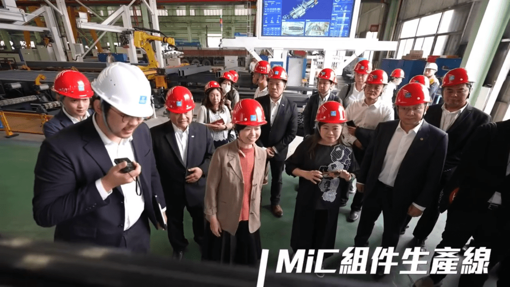 何永贤一行人参观内地的MiC厂房生产线。何永贤facebook影片截图