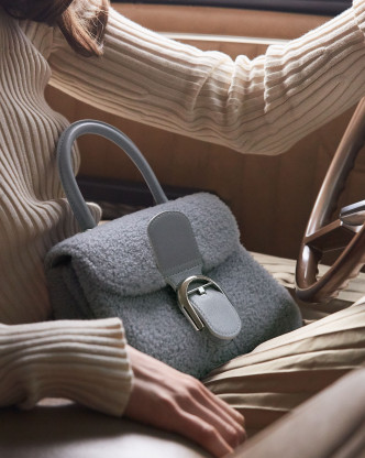 換上華麗羊竹面料的Brillant Sweet Cloud迷你袋款。