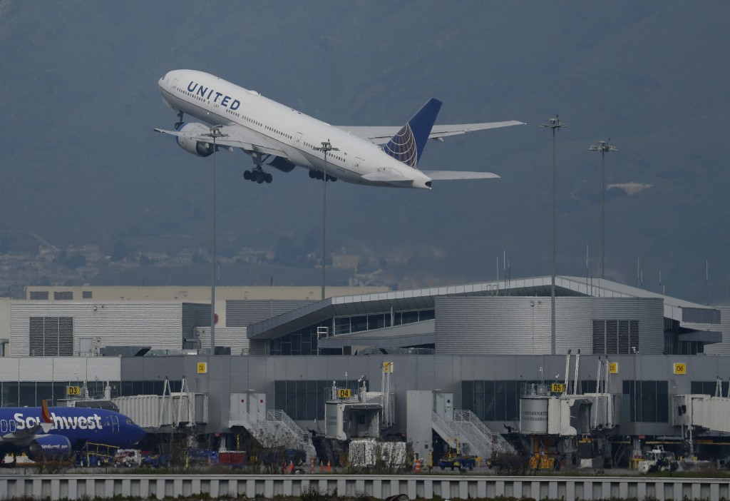 联合航空将「强制使用耳机」规定提升至具法律约束力。(法新社)