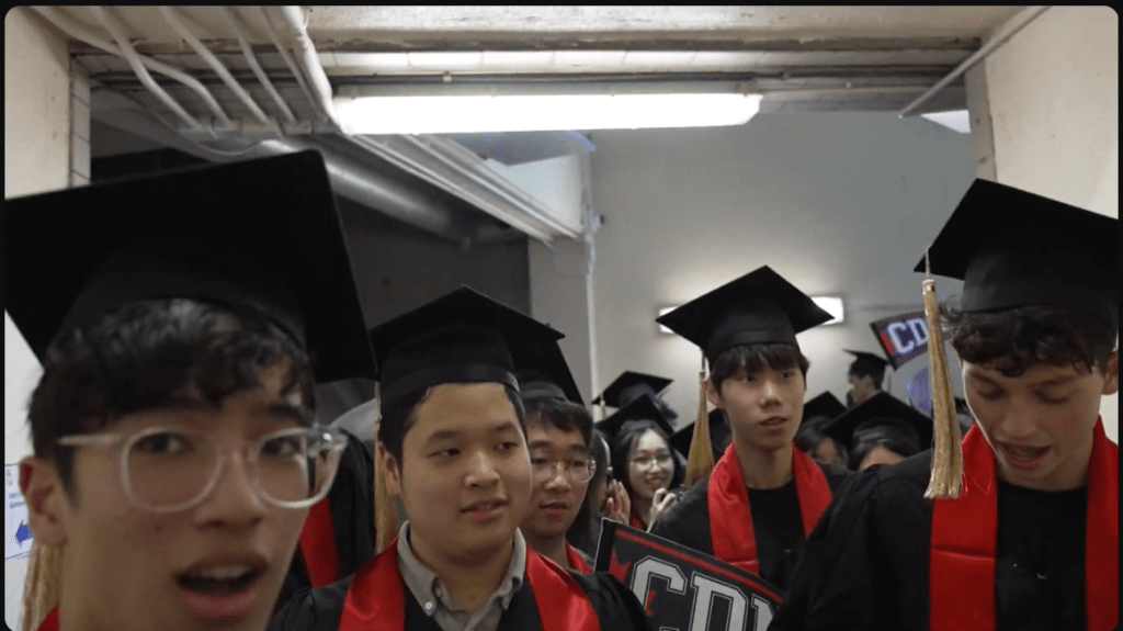 李立仁曾分享中學畢業畫面。