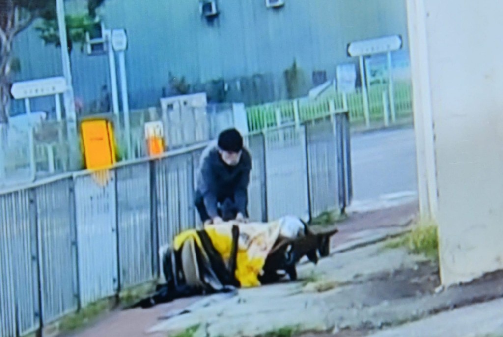 被告吳家聲當日以板車運送屍體途中遭途人發現可疑,以手機拍下樣貌。網圖 被告吳家聲當日以板車運送屍體途中遭途人發現可疑,以手機拍下樣貌。網圖