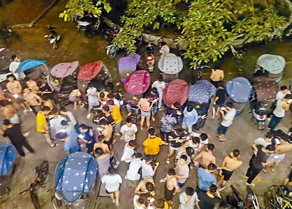 地震後,不少民眾走到室外躲避。