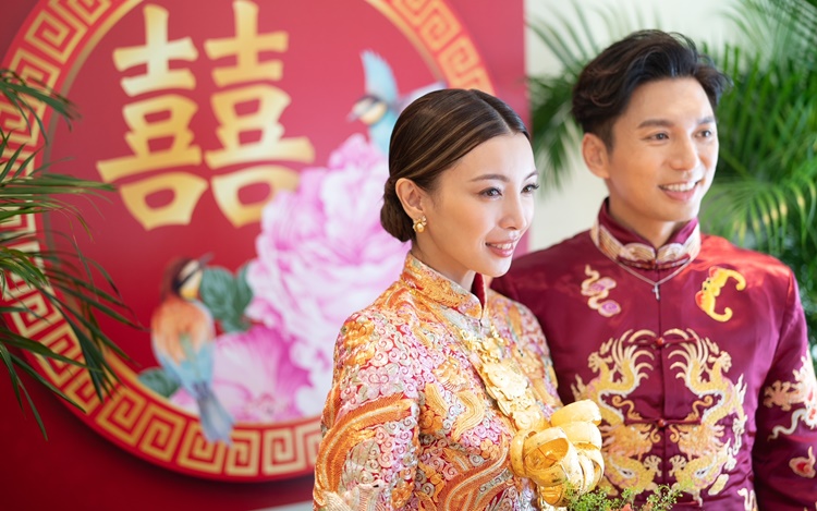 今早穿上中式馬褂、裙褂，跟足中國傳統習俗接新娘和向長輩斟茶。