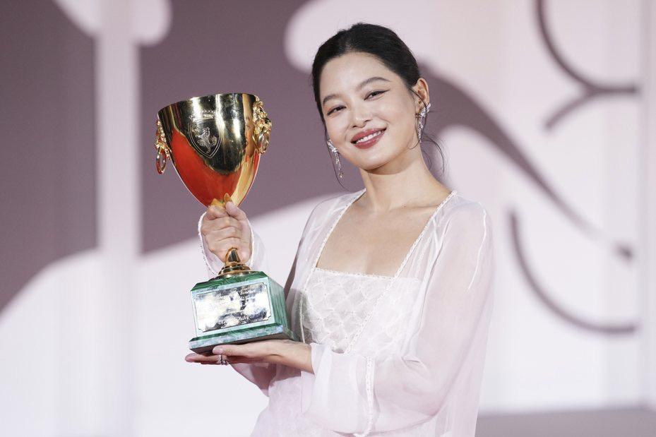 辛芷蕾成為繼鞏俐及葉德嫻後,第3位華人奪威尼斯影后。 辛芷蕾成為繼鞏俐及葉德嫻後,第3位華人奪威尼斯影后。