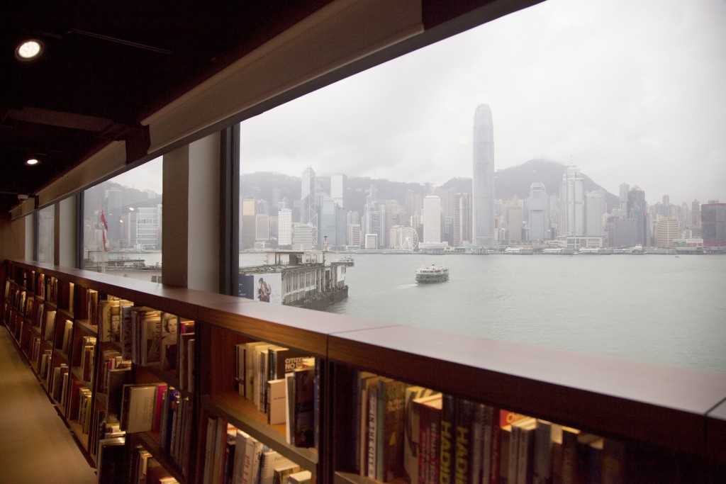 誠品生活星光行店店舖佔兩層樓面，享有維港景色，被譽為「海景書店」，累積大量集體回憶。