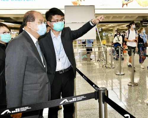 張建宗（左二）早前到機場視察。網圖