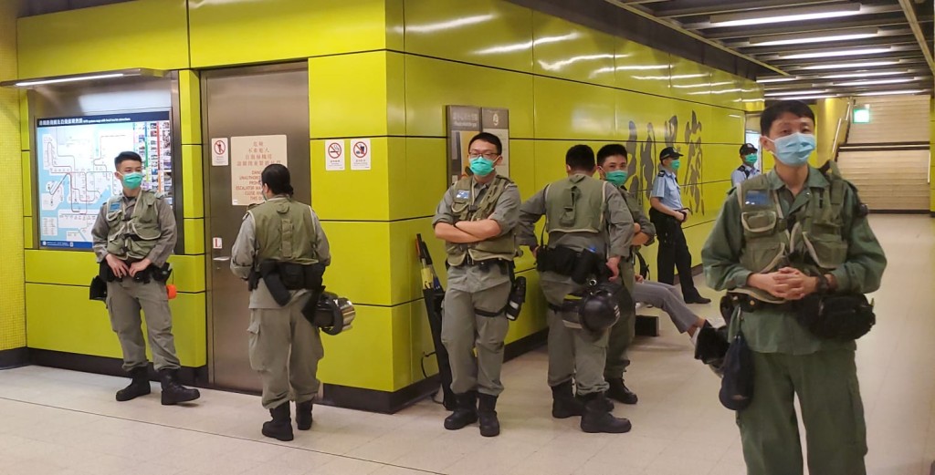 港鐵調景嶺站亦有多名警員戒備。