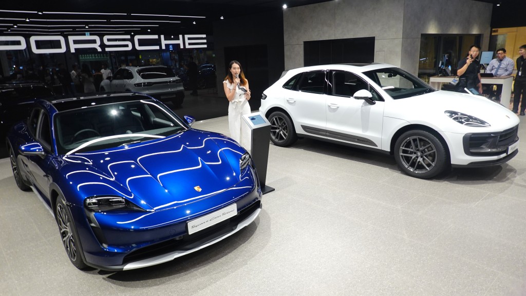 保时捷Porsche全新旗舰店，1楼展示最新车款及不定期陈列限量版型号