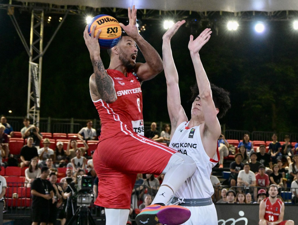   FIBA 3x3 籃球巴黎奥運資格賽，港隊周末最後一仗與瑞士激鬥僅輸19:21。 蘇正謙攝