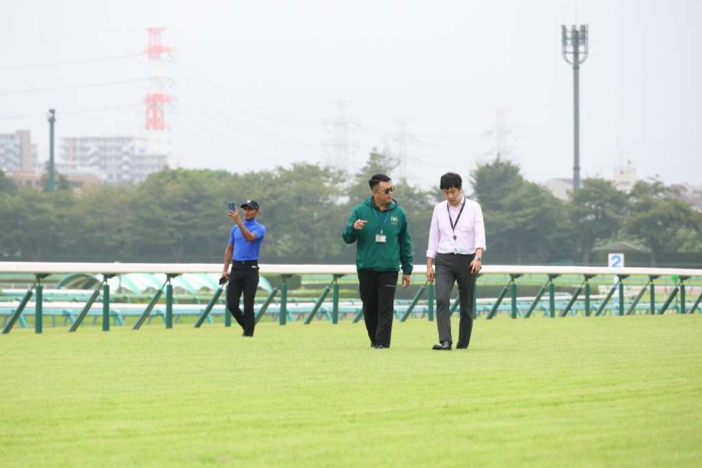 伍鵬志今日與田泰安到草地跑道行了一圈，視察跑道狀況。  Bit Lau攝