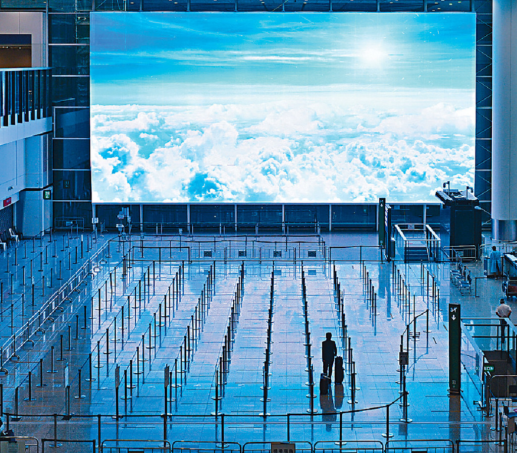 遊客銳減■港府年初因爆疫實施嚴格入境防疫措施，機場幾乎空無一人。李睿哲攝