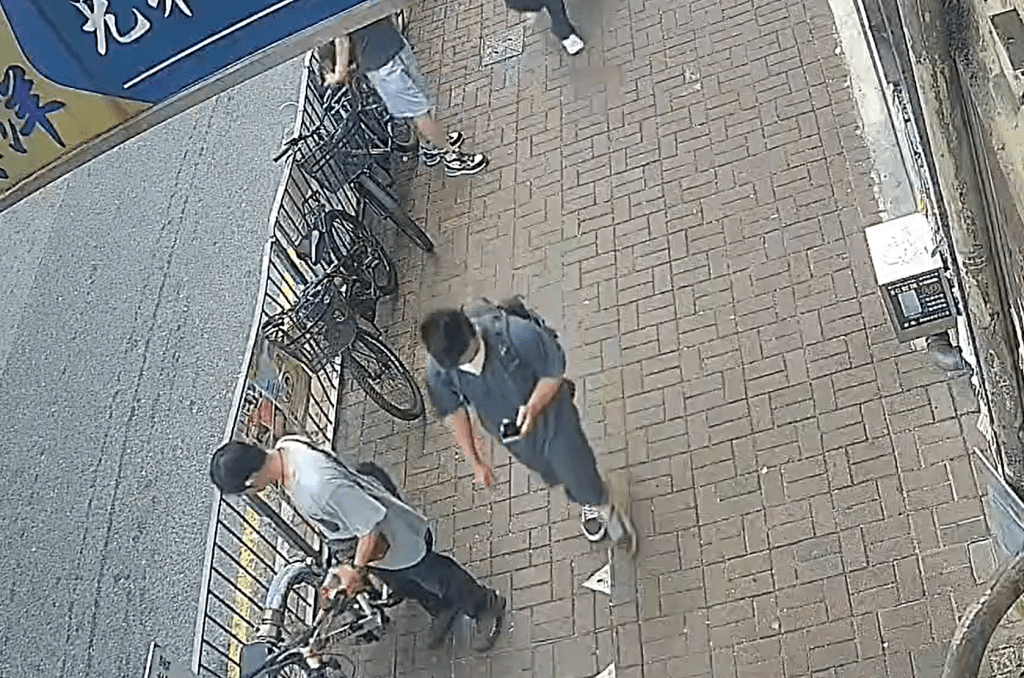 男子走近單車正式下手。fb：北區之友