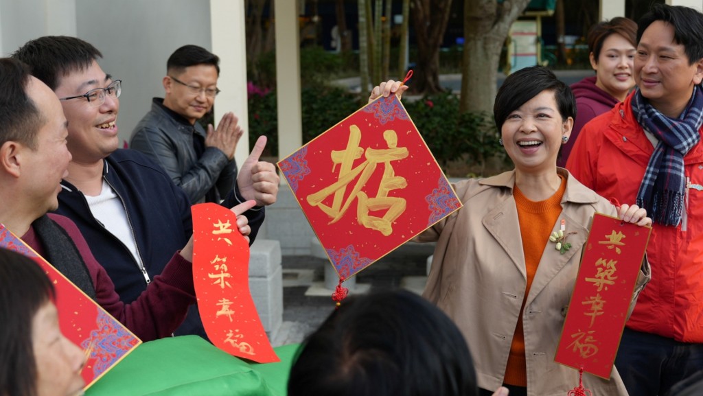 何永賢向市民拜個早年，祝大家蛇年幸福滿舍。何永賢fb