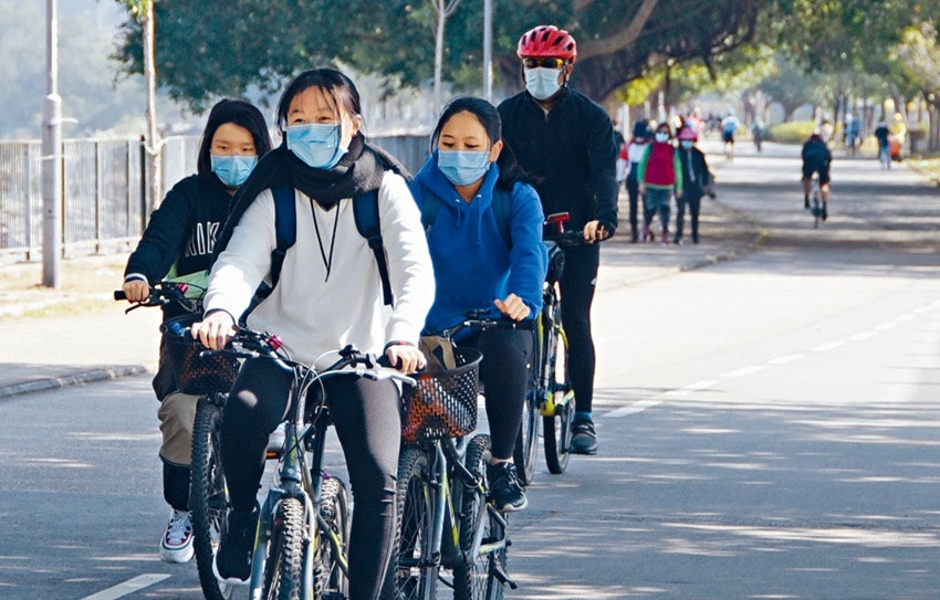 政府鼓勵步行、踏單車、乘搭公共交通工具等低碳出行方法。資料圖片