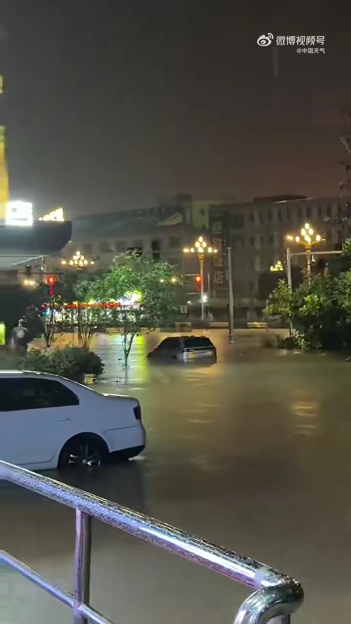 台风沙德尔登陆福建漳州，当地出现严重水浸。 抖音