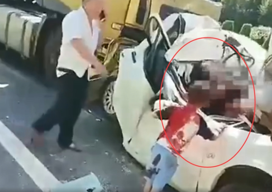男童一度衝上車前呼喊「媽媽」。網圖
