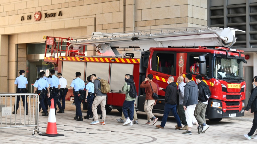 大楼内大批人员疏散到地面。卢江球摄
