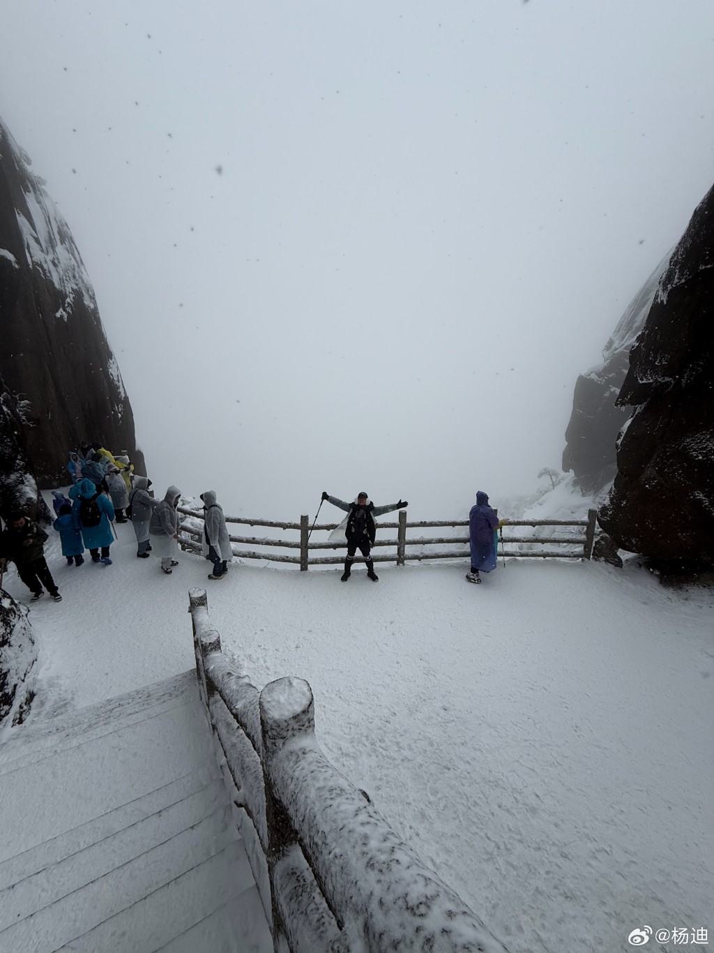 黃山被大雪封山，銀裝素裹。（微博）