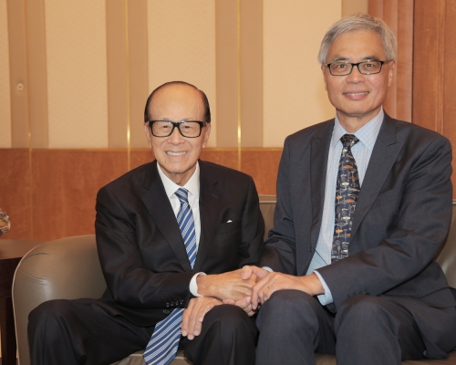 李嘉誠與科大校長史維見證合作備忘錄簽署。