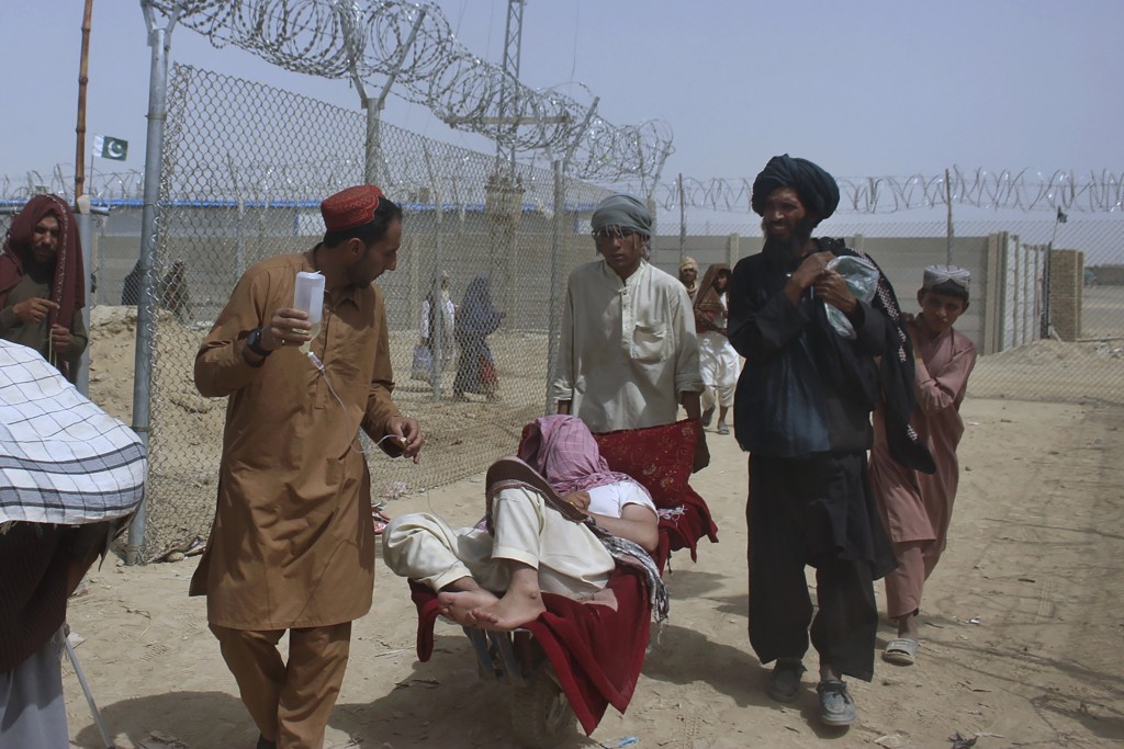 不少阿富汗人聞塔利班色變，連日來大批國人逃亡。美聯社圖片
