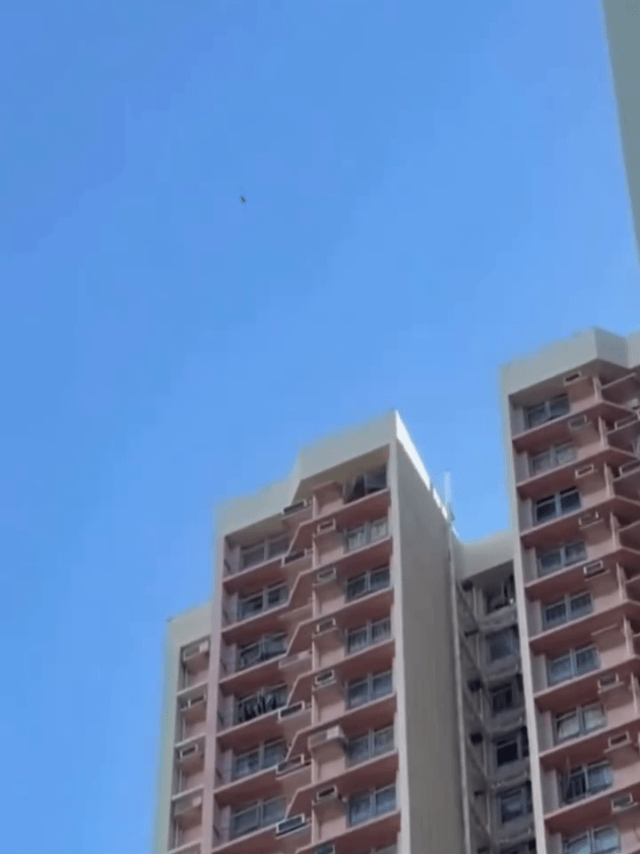 鈔票在空中飛舞,街坊圍觀。FB:車神@車Cam L(香港群組) 鈔票在空中飛舞,街坊圍觀。FB:車神@車Cam L(香港群組)