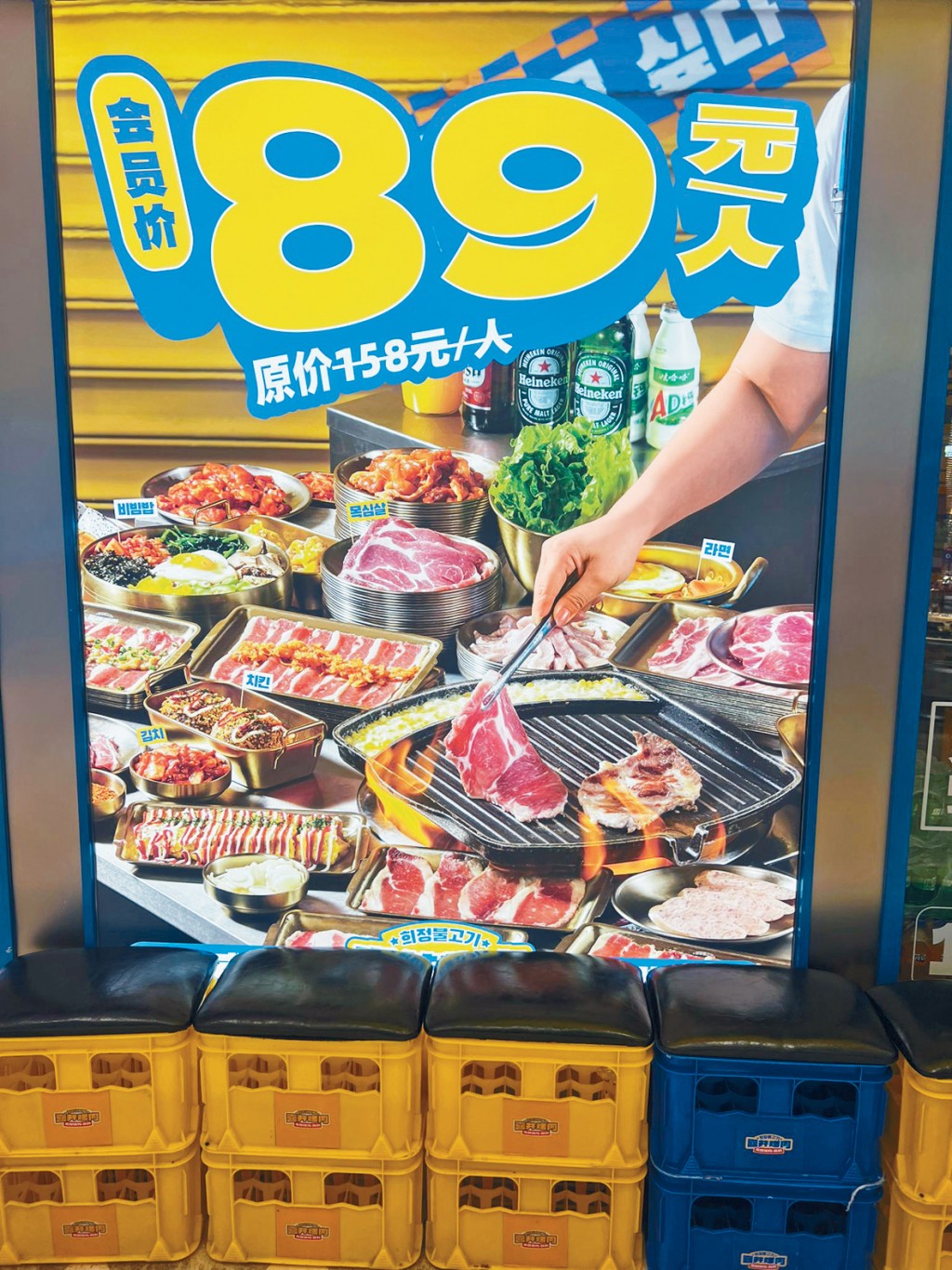 深圳不少连锁餐饮店都在门口贴出降价公告吸引客人。