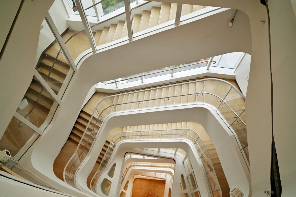新友邦大廈共22層，中庭由一道80米高的樓梯貫穿，員工可在樓梯不同樓層穿梭。
