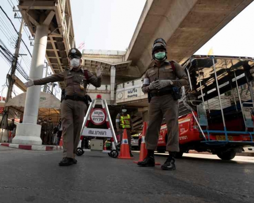 泰國在連接各府的主要道路上設置檢查站。AP