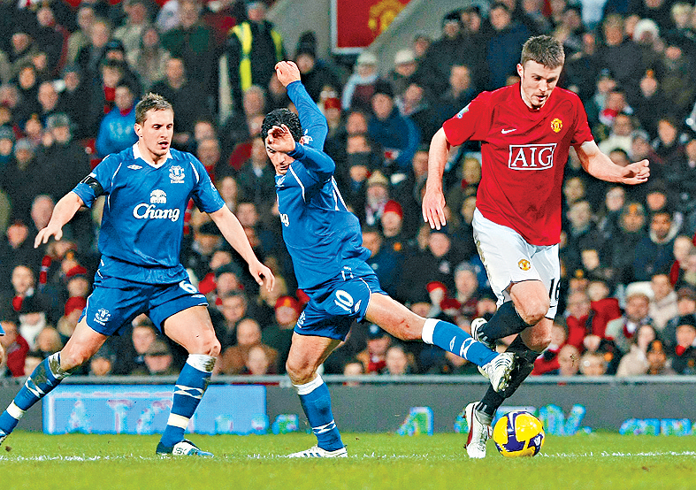 卡域克（右）無論球員和教練年代，都剋死阿迪達（中）。