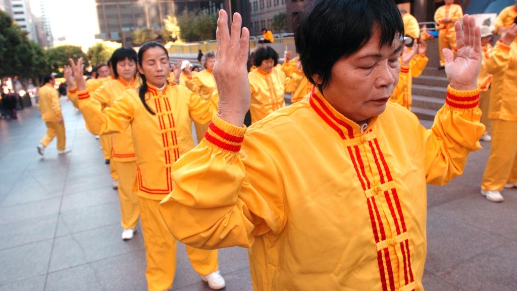 2006年農曆新年遊行開始前，法輪功學員在舊金山市中心街頭練功。 美聯社