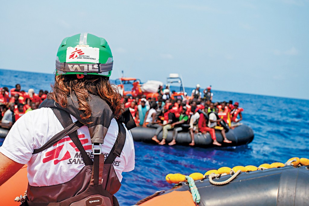 蘇衍霈與團隊搜救海上難民。
