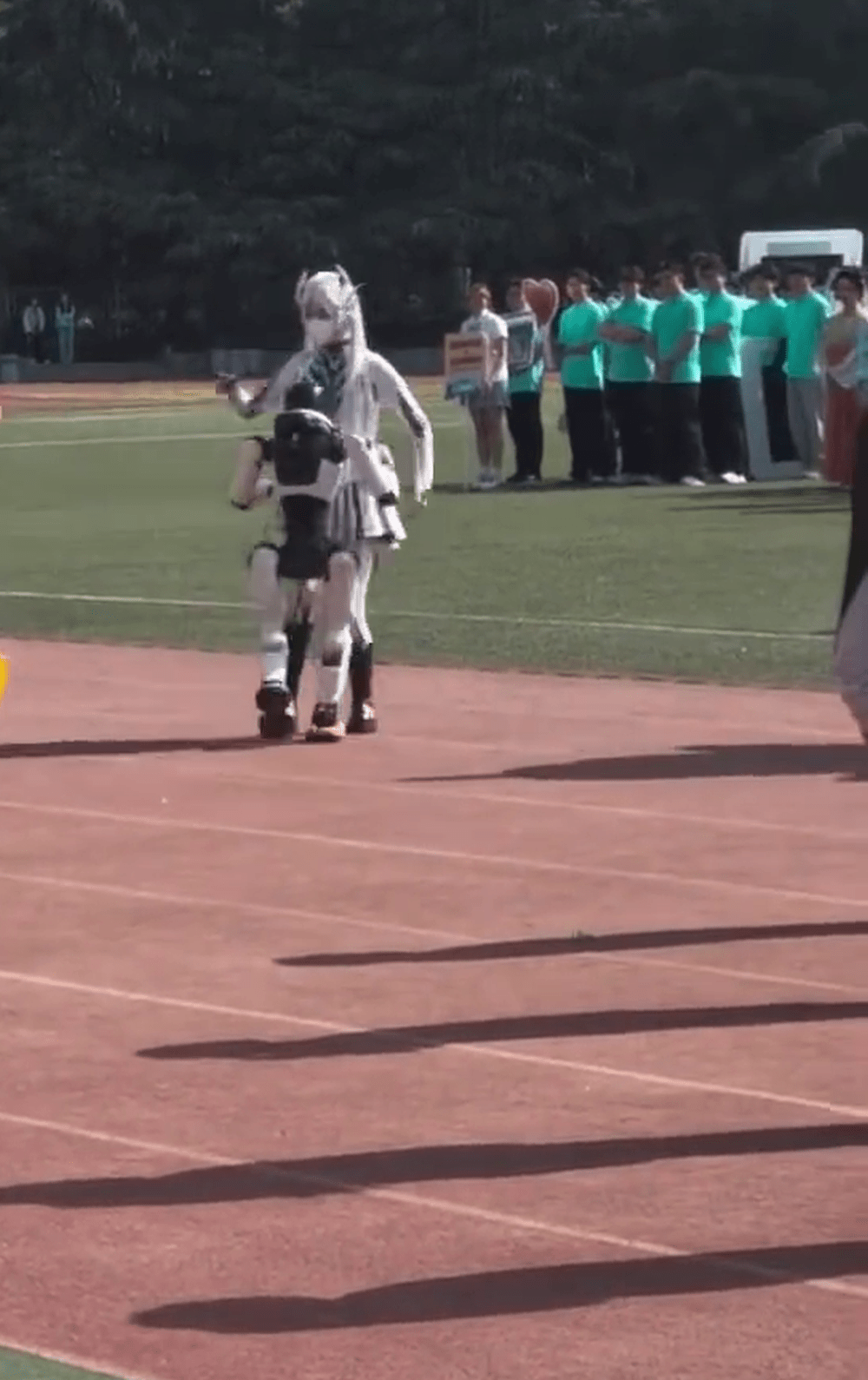 機械人緊緊抱著女學生。