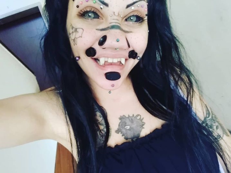 Aydin 把牙齒變成吸血鬼的「尖牙」。網圖