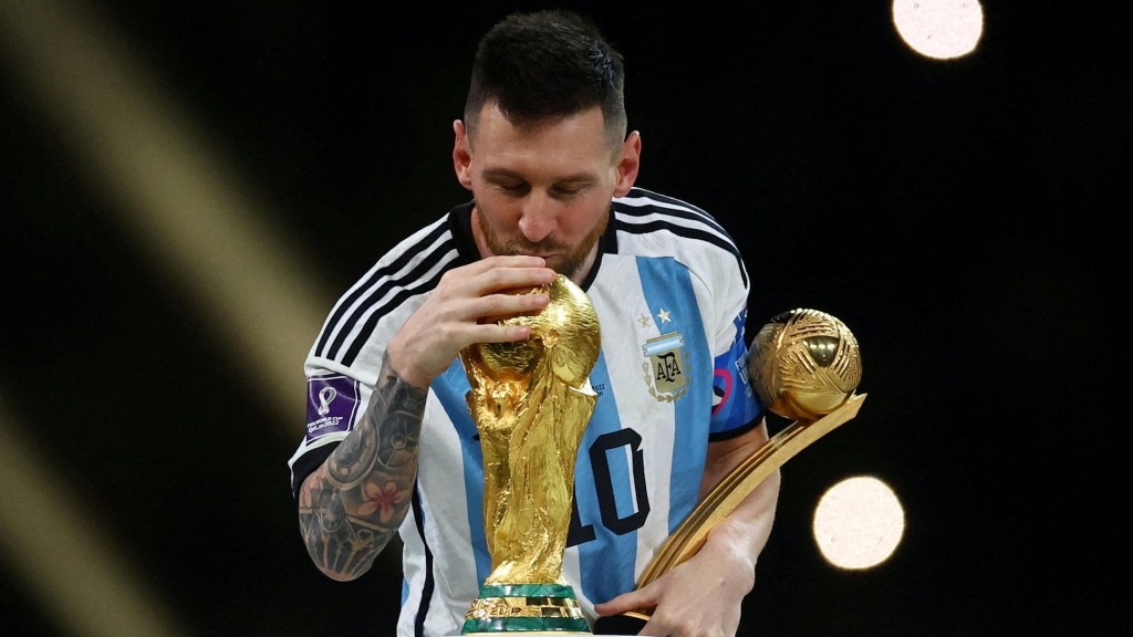 美斯于去年世界杯领阿根廷封王。Reuters