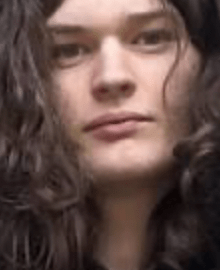 卑詩皇家騎警指出，疑兇出生時為男性，約6年前開始性別轉換並認同為女性。