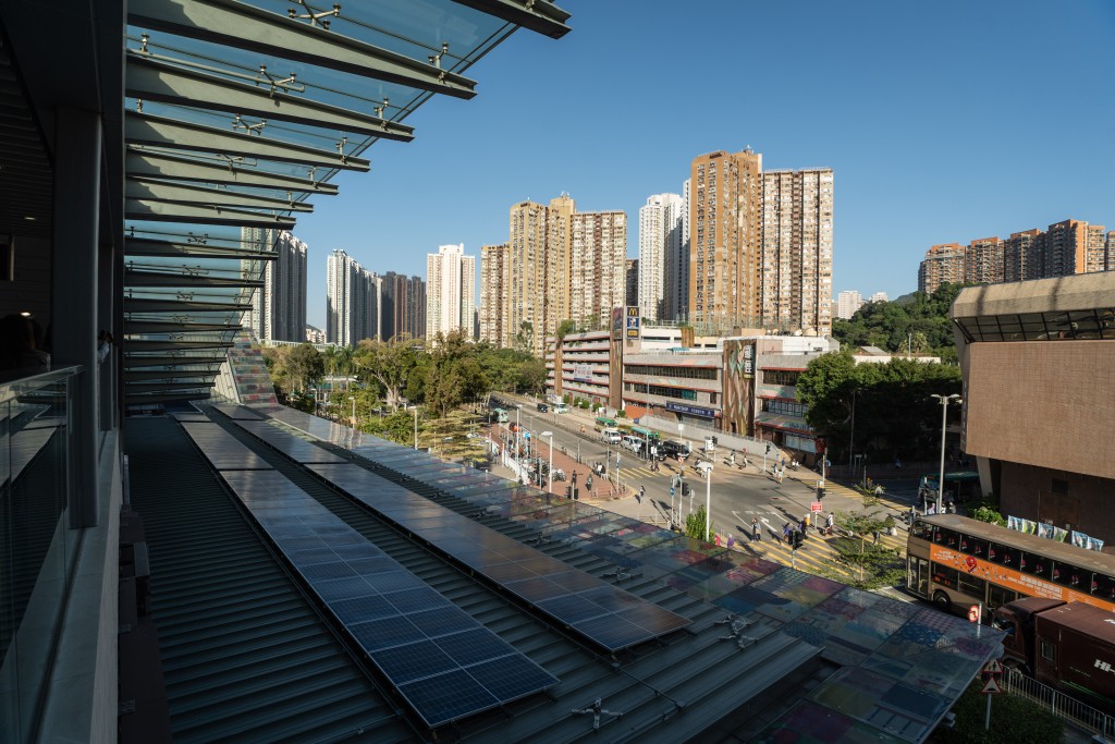 顯徑站合計安裝約300平方米面積的太陽能面板，包括車站頂位置安裝了17塊太陽能軟板及123塊單晶太陽能板。劉駿軒攝