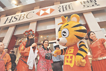 ■外展團上周五一天內走遍五個分行,表揚優異的前線員工。