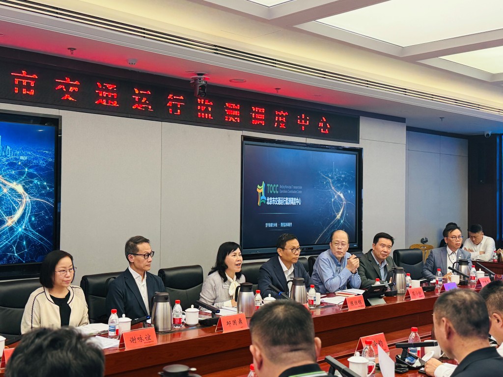 代表团到访北京市交通运行监测调度中心，与北京市交通委员会交流，了解新发展区域的道路交通规划。政府新闻处