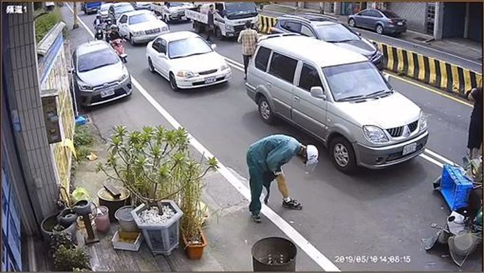 最終郵差扯破褲管才與牠分開。網圖