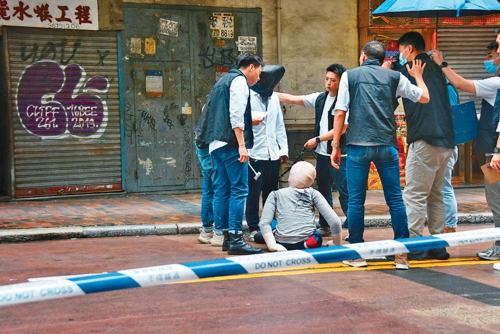 疑犯多次以锤仔敲打公仔头部，重演他涉嫌袭击33岁姓彭男死者的过程。 