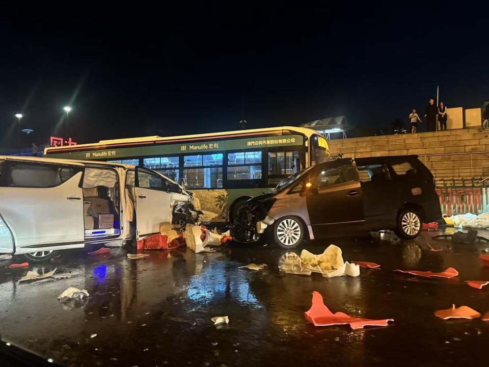 現場滿地殘骸，黑色七人車司機一度被困。FB：Confidentdog@澳門交通現場